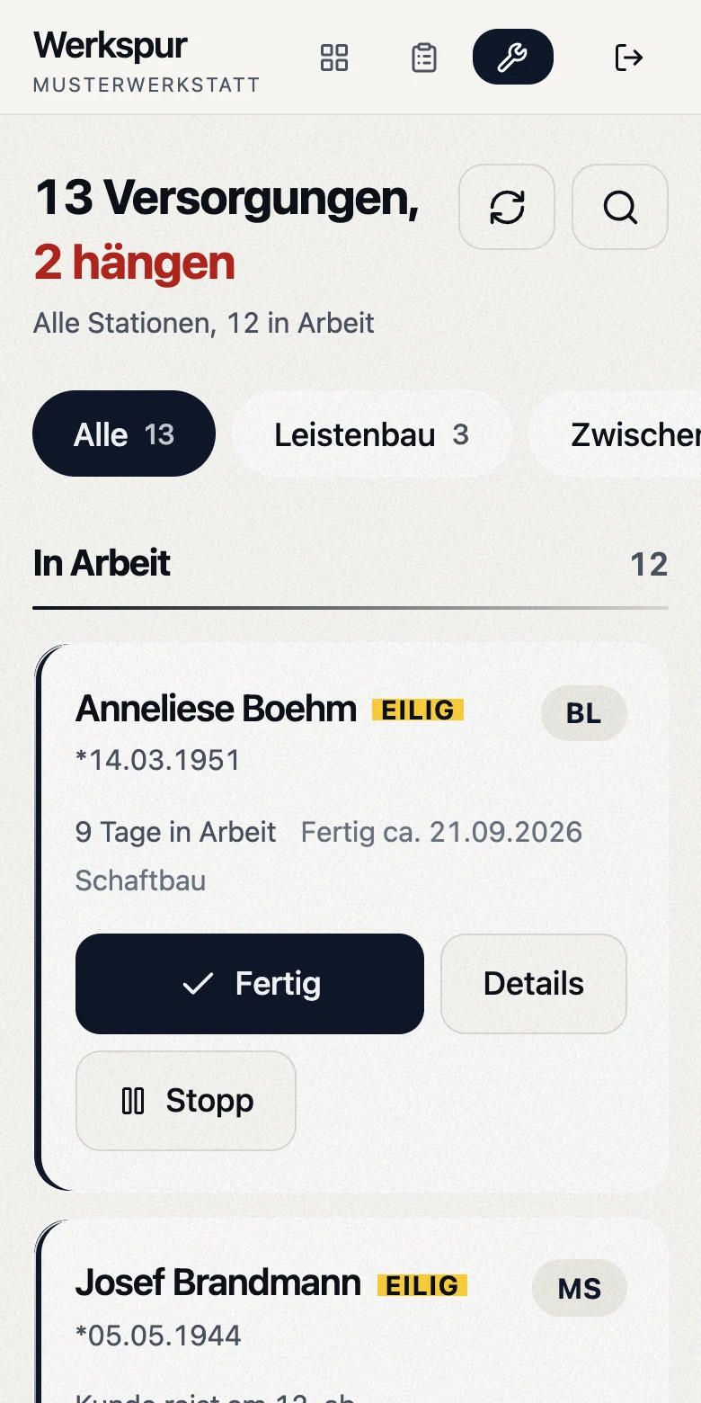 Die Werkstattansicht von Werkbrett auf einem Telefon: Versorgungen mit Kürzel, Liegedauer und Zustand.